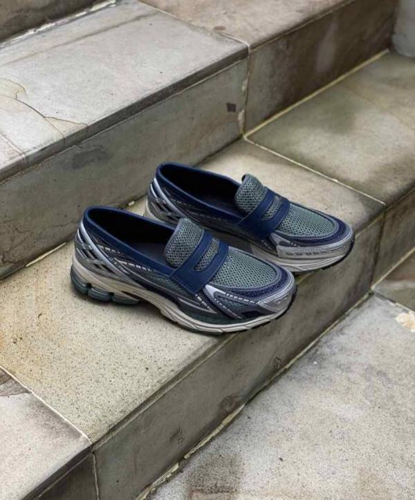 6a992a1d277c40.jpeg New Balance 1906L Silver Metallic Navy Loafer – First Copy - Image 1